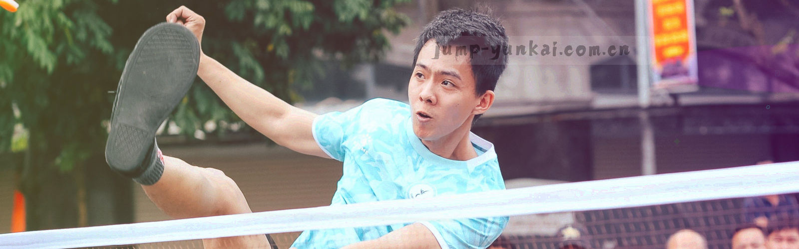 翻开页面与半透明数据点组合，荧光绿色光点飘动